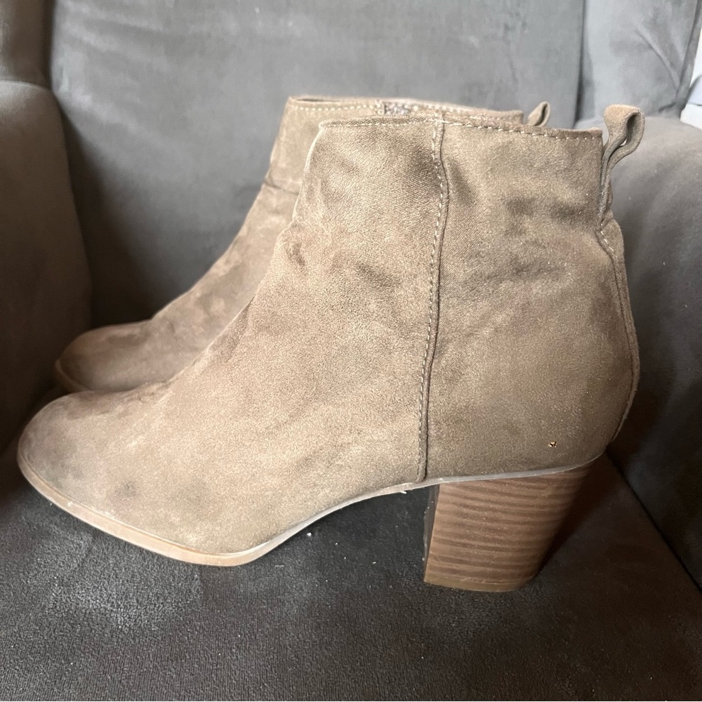 Green suede boots